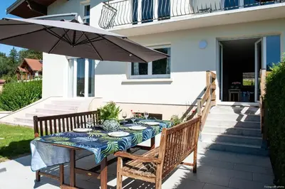Balcon ou terrasse dans l'établissement Le jardin idyllique - sauna - vue lac