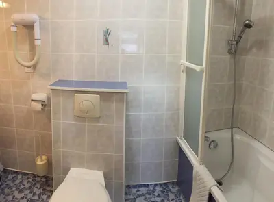 Salle de bains dans l'établissement Hôtel Restaurant Au Coucou