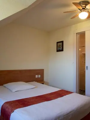 Un ou plusieurs lits dans un hébergement de l'établissement Hôtel Restaurant Au Coucou