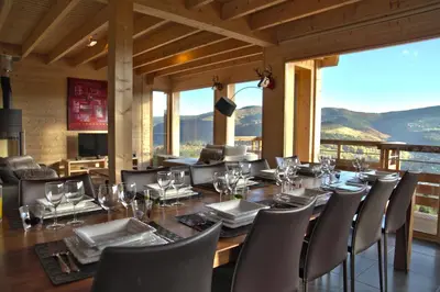 Vue générale sur la montagne ou vue sur la montagne depuis le chalet