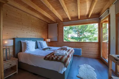 Un ou plusieurs lits dans un hébergement de l'établissement Les Chalets de La Marcairie