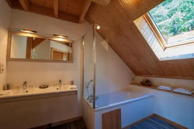 Salle de bains dans l'établissement Les Chalets de La Marcairie