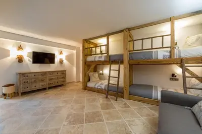 Télévision ou salle de divertissement dans l'établissement Chalet Le Lodge