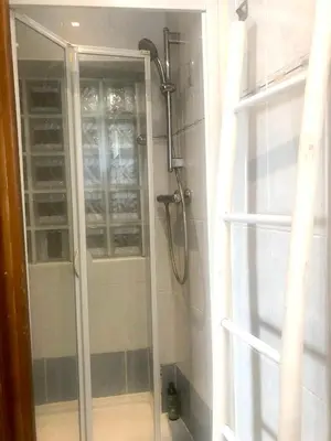 Salle de bains dans l'établissement AUX DEUX CIGOGNES AMMERSCHWIHR