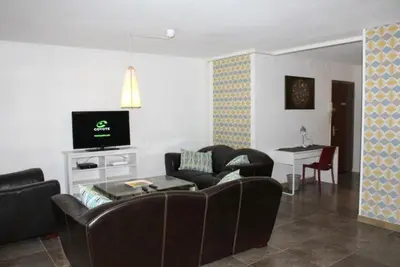 Télévision ou salle de divertissement dans l'établissement Spacieux 4 pièces centre de mulhouse