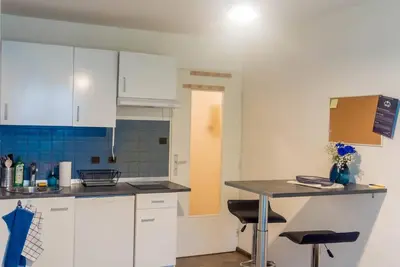 Cuisine ou kitchenette dans l'établissement Travel Homes - The Bluefel, 2m walk Little Venice