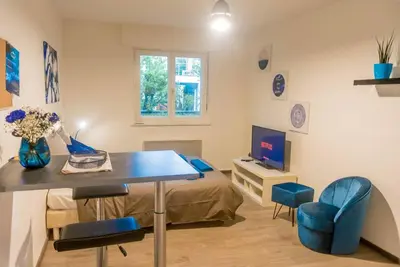 Télévision ou salle de divertissement dans l'établissement Travel Homes - The Bluefel, 2m walk Little Venice