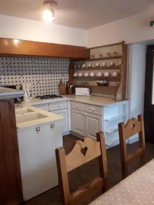 Cuisine ou kitchenette dans l'établissement Hébergement François Mathieu