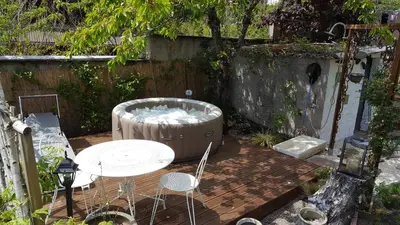 Jardin de l'établissement Les Iris Chambres d’hôte