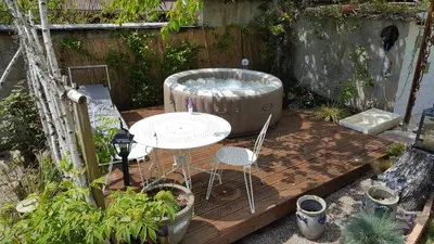 Jardin de l'établissement Les Iris Chambres d’hôte
