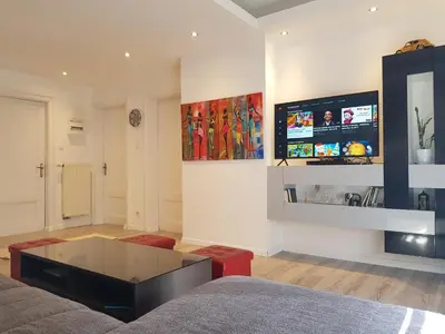Télévision ou salle de divertissement dans l'établissement le wineck