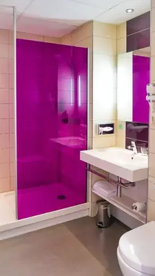 Salle de bains dans l'établissement ibis Styles Montbéliard