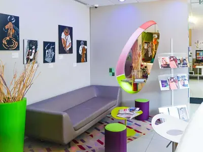 Coin salon dans l'établissement ibis Styles Montbéliard