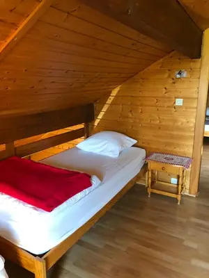 Un ou plusieurs lits dans un hébergement de l'établissement Chalet LE TREMPLIN - wifi, BBQ, parking