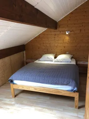 Un ou plusieurs lits dans un hébergement de l'établissement Chalet LE TREMPLIN - wifi, BBQ, parking