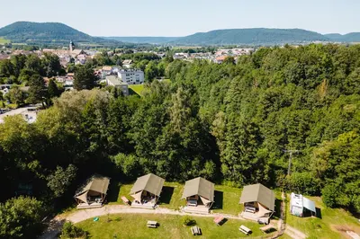 Paysage naturel près de la tente de luxe