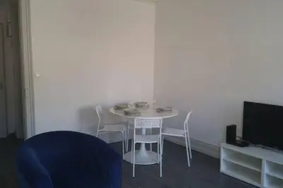 Télévision ou salle de divertissement dans l'établissement F3 lumineux & cosy au centre de Mulhouse