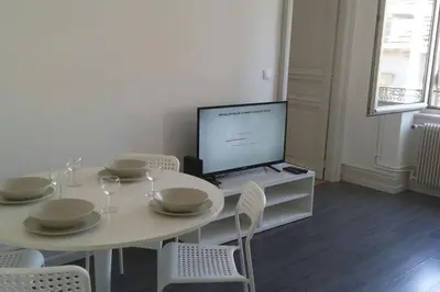 Télévision ou salle de divertissement dans l'établissement F3 lumineux & cosy au centre de Mulhouse