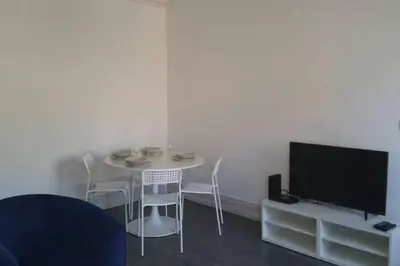 Télévision ou salle de divertissement dans l'établissement F3 lumineux & cosy au centre de Mulhouse