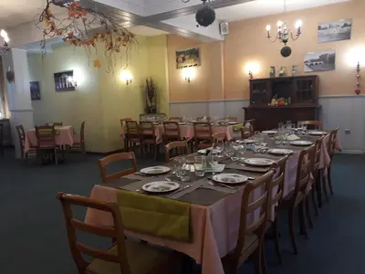 Restaurant ou autre lieu de restauration dans l'établissement Hôtel Restaurant Aux Deux Roses