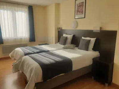 Un ou plusieurs lits dans un hébergement de l'établissement Hôtel Restaurant Aux Deux Roses