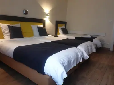 Un ou plusieurs lits dans un hébergement de l'établissement Hôtel Restaurant Aux Deux Roses