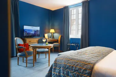 Un ou plusieurs lits dans un hébergement de l'établissement Logis Hôtel Beauséjour Colmar
