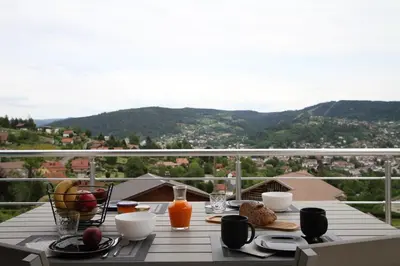 Vue générale sur la montagne ou vue sur la montagne depuis le chalet