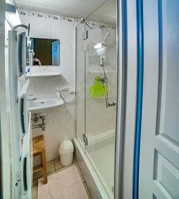 Salle de bains dans l'établissement Chez René