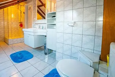 Salle de bains dans l'établissement Chez René