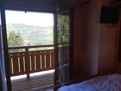 Vue générale sur la montagne ou vue sur la montagne depuis le chalet