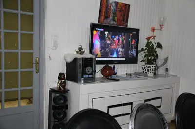Télévision ou salle de divertissement dans l'établissement FLAMBOYANT