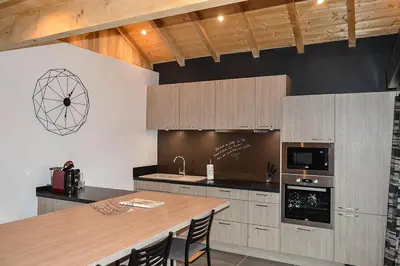 Cuisine ou kitchenette dans l'établissement Chalet Les Camélias SPA