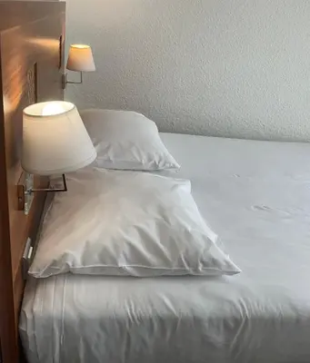 Un ou plusieurs lits dans un hébergement de l'établissement The Originals City, Hôtel Colmar Gare