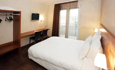 Un ou plusieurs lits dans un hébergement de l'établissement The Originals City, Hôtel Colmar Gare