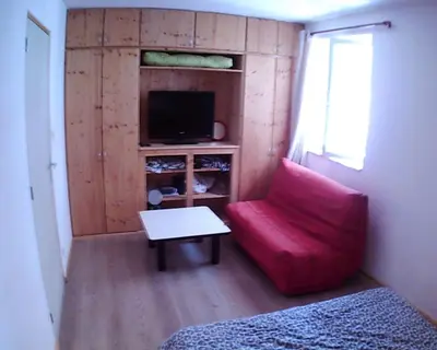 Télévision ou salle de divertissement dans l'établissement maison bleue