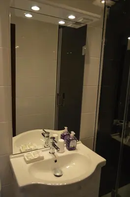 Salle de bains dans l'établissement Hôtel Timgad