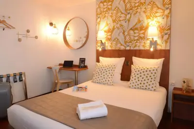 Un ou plusieurs lits dans un hébergement de l'établissement Hotel Arc-En-Ciel Colmar Contact Hotel