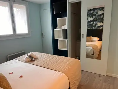 Un ou plusieurs lits dans un hébergement de l'établissement Hotel Arc-En-Ciel Colmar Contact Hotel
