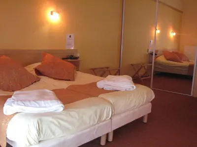 Un ou plusieurs lits dans un hébergement de l'établissement Logis Hôtel Restaurant De La Poste et SPA de Montagne