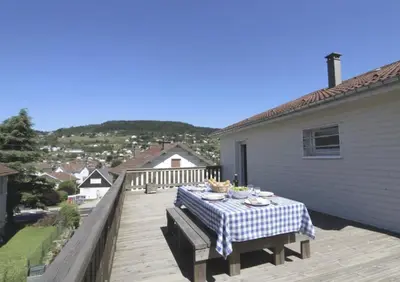 Vue générale sur la montagne ou vue sur la montagne depuis la maison de vacances