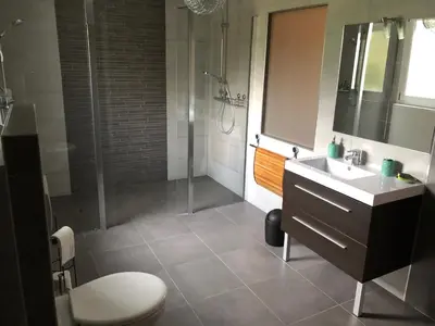 Salle de bains dans l'établissement LE CANT DE JUME