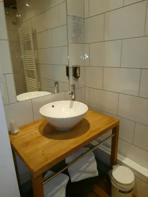 Salle de bains dans l'établissement Hôtel De La Paix
