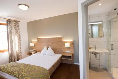 Un ou plusieurs lits dans un hébergement de l'établissement Logis Auberge Du Mehrbachel - Hôtel & Restaurant