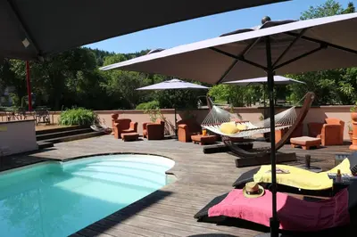 Piscine de l'établissement Les Loges Du Parc ou située à proximité