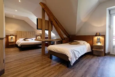 Un ou plusieurs lits dans un hébergement de l'établissement Logis Hotel Des Bains