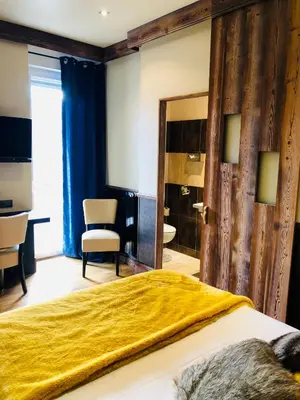 Télévision ou salle de divertissement dans l'établissement Logis Hotel Des Bains