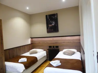 Un ou plusieurs lits dans un hébergement de l'établissement Logis Hotel Des Bains