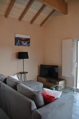 Télévision ou salle de divertissement dans l'établissement les charmes du lac Sauna et Spa