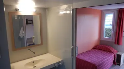 Salle de bains dans l'établissement Premiere Classe Montbeliard - Sochaux